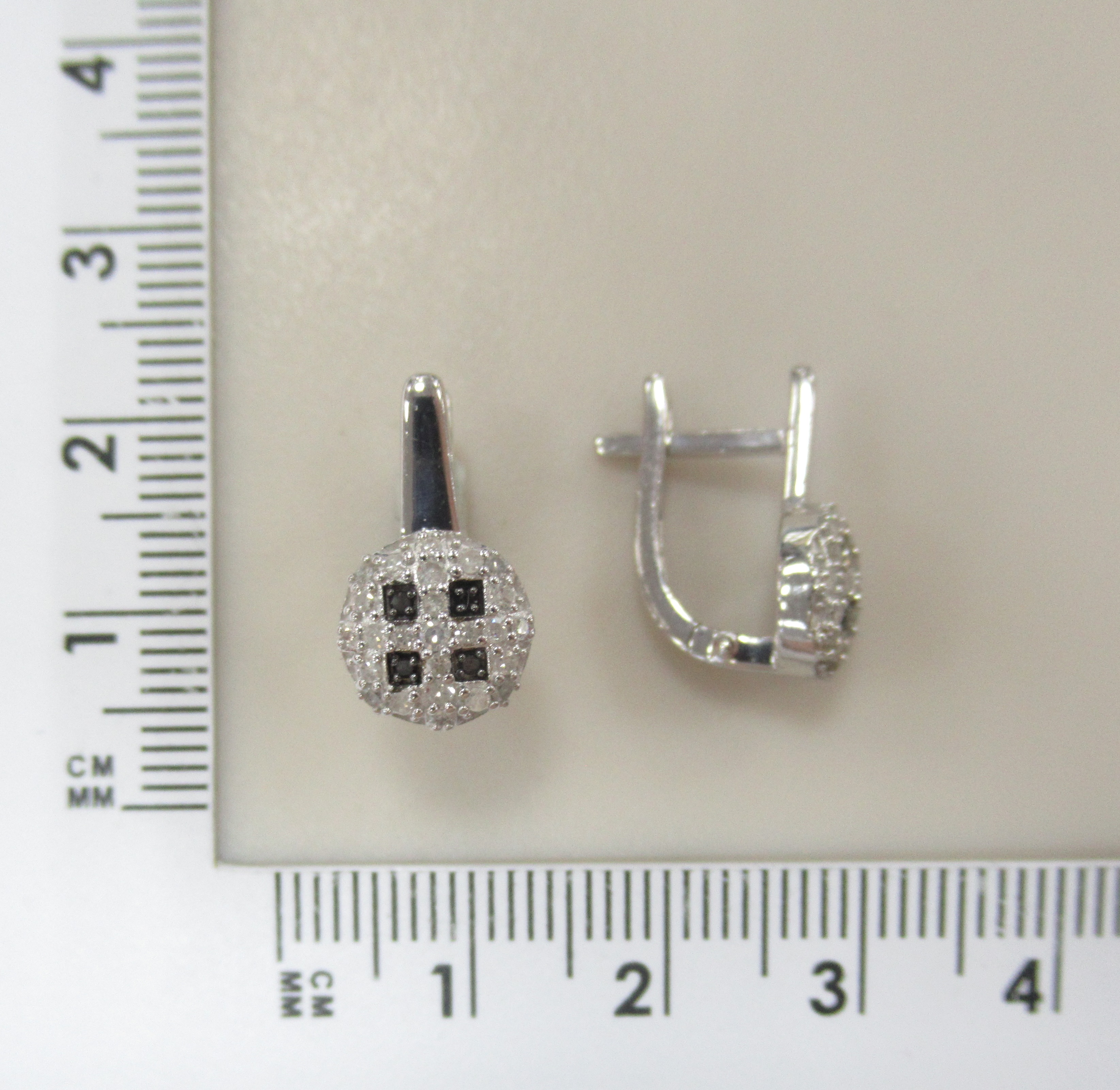 Серебряные серьги с бриллиантами